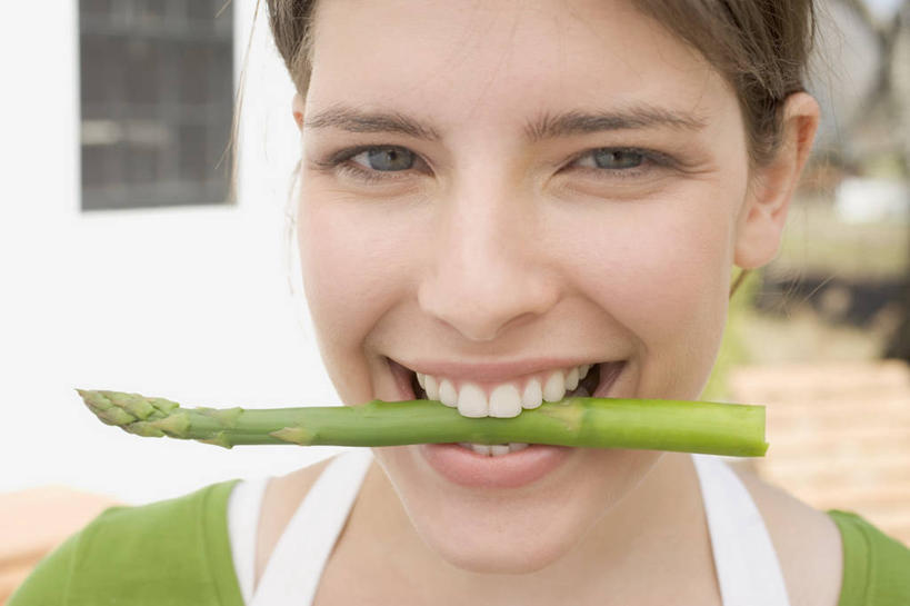 西方人,脸,头,脸颊,脖子,一个人,家,站,笑,微笑,露齿笑,横图,室外,特写,白天,正面,别墅,窗户,芦笋,蔬菜,欧洲,欧洲人,仅一个年轻女性,仅一个女性,仅一个人,咬,服装,朦胧,模糊,新鲜,房屋,墙,屋子,公寓,食品,注视,休闲装,洋房,楼房,肩膀,玻璃窗,墙壁,墙面,住宅,食物,衣服,观察,看,站着,休闲,休闲服,服饰,有机食品,绿色食品,观看,咬着,察看,关注,年轻女性,女人,女性,白种人,头部,脖,颈,颈部,脸部,脸蛋,面部,猪尾巴,药鸡豆子,石刁柏,蚂蚁杆,龙须菜,狼尾巴根,站立,半身,彩图,房子