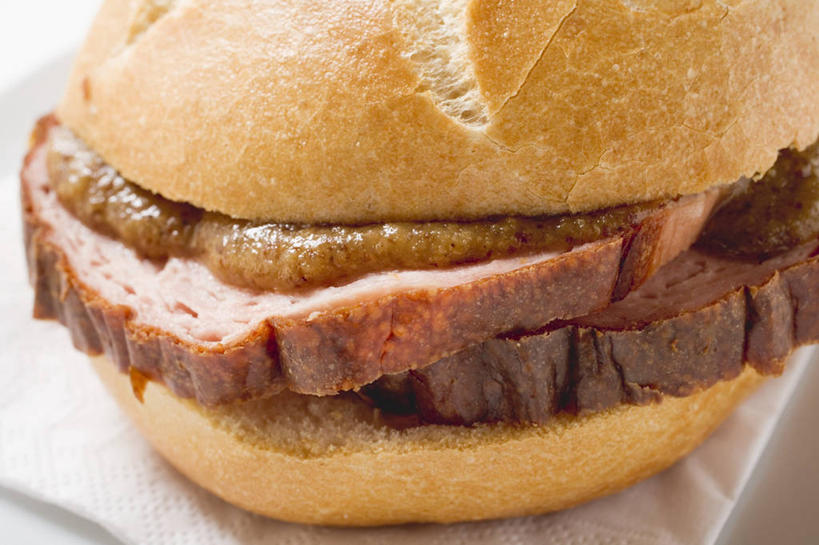 点心,面包,无人,横图,俯视,室内,特写,白天,白色背景,烹饪,西餐,桌面,桌子,阴影,反射,木制,影子,肉,香肠,三明治,料理,食品,面点,腊肠,猪肉,菜肴,美食,肉类,食物,糕点,一个,餐巾,木制品,快餐,西式,摄影,佳肴,影棚,单个,肉食,西式快餐,小圆面包,三文治,豚肉,保洁方巾,口布,彩图,高角度拍摄,影棚拍摄,拍摄