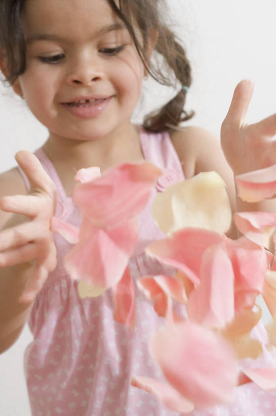 西方人,儿童,一个人,站,投,笑,微笑,竖图,室内,白天,白色背景,正面,爱情,幸福,纯洁,热情,玫瑰,欧洲,欧洲人,仅一个女性,仅一个人,服装,盛开,玫瑰花,浪漫,花蕾,注视,休闲装,花,花瓣,花朵,鲜花,小孩,衣服,粉色,花苞,花蕊,观察,看,站着,仅一个小孩,休闲,温暖,温馨,休闲服,恩爱,可爱,童年,童趣,摄影,服饰,影棚,观看,和睦,察看,关注,感动,粉玫瑰,童真,烂漫,无邪,尊敬,天真,刺玫花,徘徊花,女孩,女人,女性,白种人,孩子,抛,扔,撒,站立,掷,半身,彩图,影棚拍摄,拍摄,融洽,女生