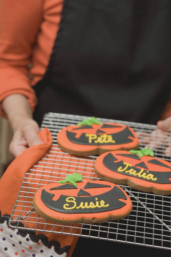 点心,西方人,手,一个人,站,竖图,俯视,室内,特写,白天,烘焙,金属制品,欧洲,欧洲人,双手,仅一个年轻女性,仅一个女性,仅一个人,握,服装,节日,庆祝,金属,英文,标志,文字,字符,字母,食品,曲奇,拿,拿着,休闲装,文化,标识,架子,食物,衣服,饼干,零食,站着,庆典,休闲,手部,休闲服,万圣节,握着,服饰,纪念,英文字母,曲奇饼,曲奇饼干,冷却,冷却架,年轻女性,女人,女性,白种人,站立,半身,彩图,高角度拍摄