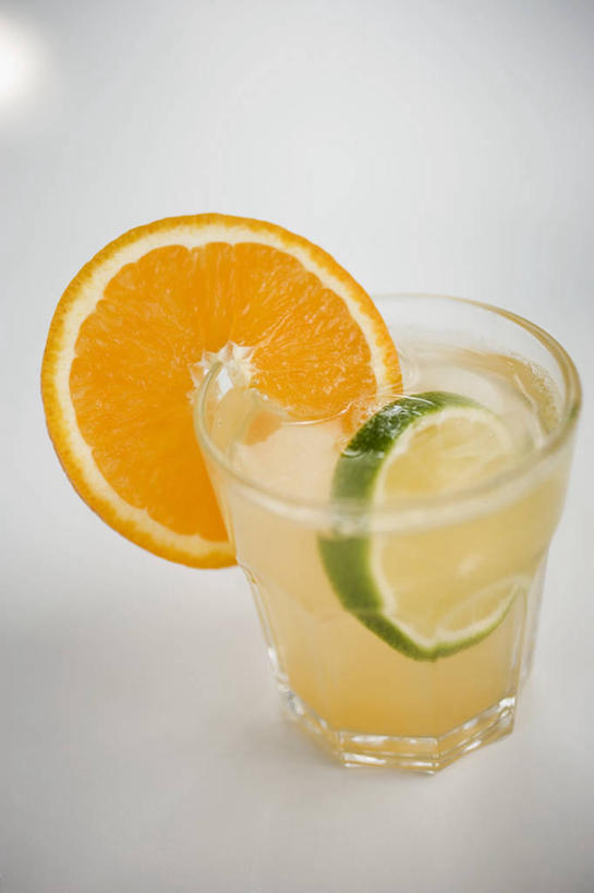 果汁,无人,竖图,俯视,室内,特写,白天,桌面,桌子,柑橘,杯子,水果,阴影,灰色背景,新鲜,反射,木制,影子,生食,橙汁,食品,果实,饮品,玻璃制品,食物,饮料,一个,木制品,水杯,摄影,有机食品,绿色食品,影棚,单个,可口,横截面,剖面,酸橙,代代,适口,截面,截面图形,玻璃杯,橘子,桔子,橙子,橙,彩图,高角度拍摄,影棚拍摄,拍摄