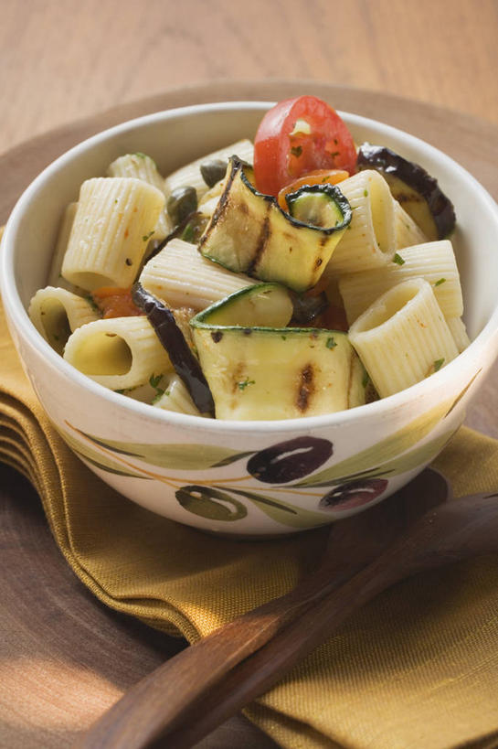 面食,通心粉,无人,竖图,俯视,室内,特写,白天,西餐,桌面,桌子,蔬菜,阴影,花纹,新鲜,反射,木制,布,图案,影子,陶瓷,面,生食,蔬菜沙拉,通心面,沙拉,料理,食品,陶瓷制品,布纹,色拉,沙律,食物,一个,木制品,容器,碗,西式,有机食品,绿色食品,单个,色拉酱,储藏,布匹,储存,千岛酱,彩图,高角度拍摄,贮存