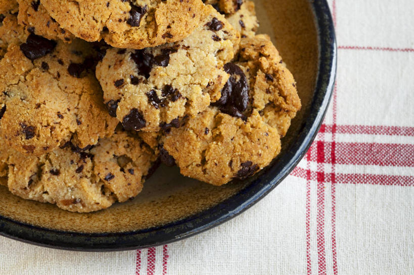 点心,无人,横图,俯视,室内,特写,白天,桌面,桌子,阴影,反射,木制,布料,影子,陶瓷,食品,糖,糖果,甜点,甜品,陶瓷制品,曲奇,布纹,桌布,食物,一个,餐巾,木制品,容器,台布,碗,饼干,甜食,零食,巧克力,单个,储藏,朱古力,储存,曲奇饼,曲奇饼干,巧克力曲奇,彩图,高角度拍摄,贮存