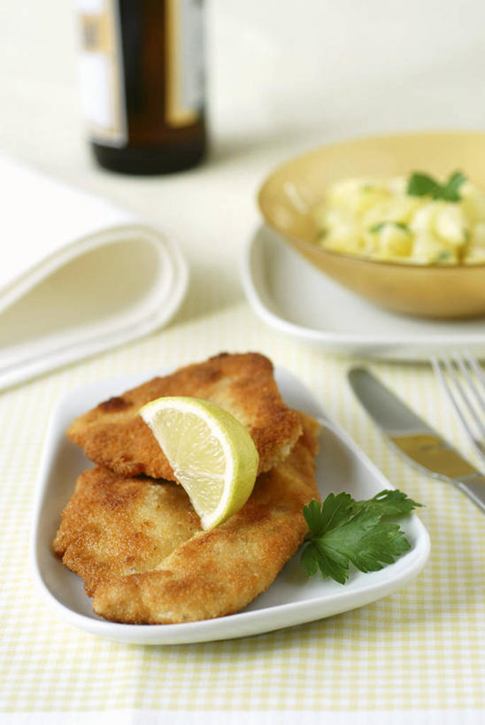 骨骼,无人,竖图,俯视,室内,特写,白天,白色背景,烹饪,中餐,桌面,桌子,柠檬,蔬菜,土豆,餐具,水果,叶子,金属制品,阴影,新鲜,反射,金属,木制,叉子,刀叉,刀子,碟子,盘,影子,排骨,肉,生食,蔬菜沙拉,油炸,沙拉,料理,食品,绿叶,骨头,红酒瓶,色拉,猪肉,沙律,菜肴,美食,肉类,玻璃制品,酒瓶,食物,一个,盘子,玻璃瓶,餐巾,木制品,瓶子,碟,中式,嫩叶,摄影,佳肴,有机食品,绿色食品,影棚,单个,色拉酱,骨架,葡萄酒瓶,餐刀,千岛酱,肉食,炸猪排,餐叉,豚肉,馍馍蛋,保洁方巾,口布,叶,叶片,进餐用具,益母果,柠果,洋芋,山药蛋,马铃薯,彩图,高角度拍摄,影棚拍摄,拍摄