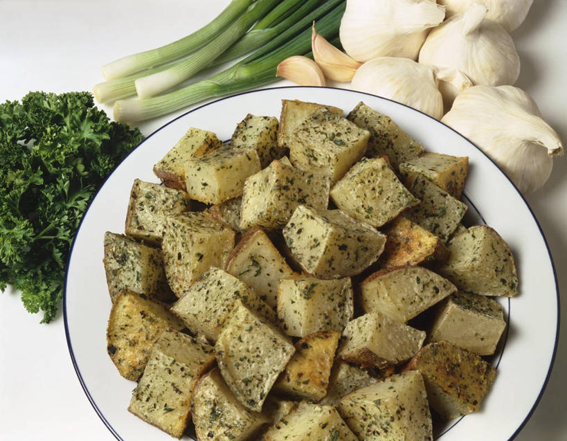 无人,横图,俯视,室内,特写,白天,白色背景,桌面,桌子,蔬菜,蒜,土豆,餐具,一堆,许多,阴影,堆叠,堆积,新鲜,反射,木制,碟子,盘,影子,葱,青葱,香菜,食品,很多,蒜头,食物,一个,盘子,木制品,碟,摄影,有机食品,绿色食品,影棚,单个,堆,胡菜,香荽,原荽,园荽,芫荽,馍馍蛋,胡荽,莞荽,芫茜,芫蓿,莚葛草,莚荽菜,胡蒜,洋芋,山药蛋,马铃薯,大蒜,彩图,高角度拍摄,影棚拍摄,拍摄