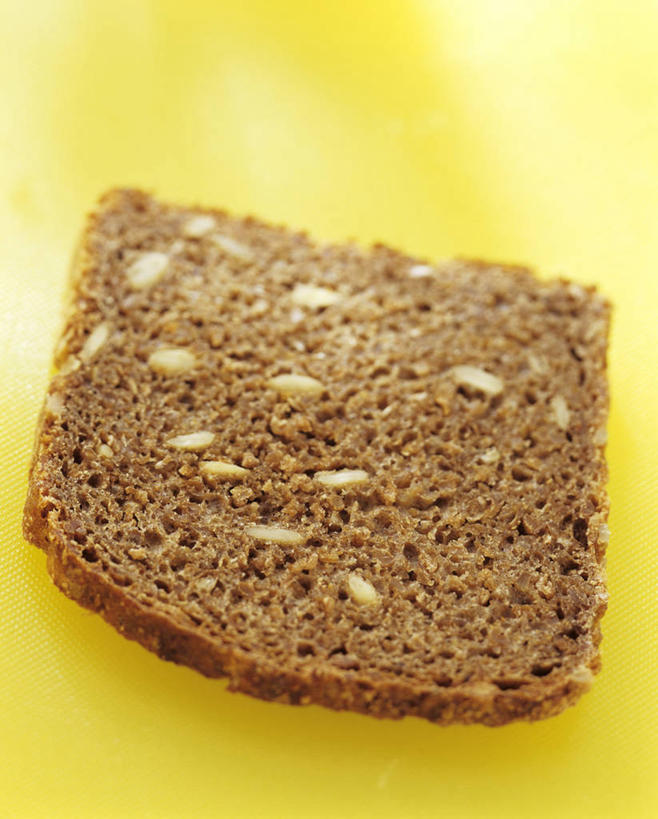 点心,面包,无人,竖图,俯视,室内,特写,白天,桌面,桌子,一块,阴影,黄色背景,反射,木制,影子,食品,面点,食物,糕点,木制品,黑面包,摄影,影棚,全麦面包,麸皮面包,彩图,高角度拍摄,影棚拍摄,拍摄