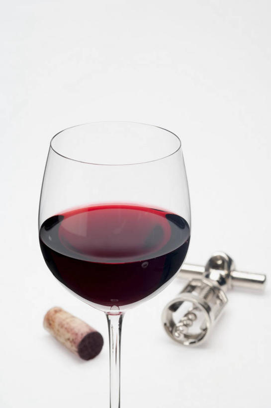 红酒,葡萄酒,无人,竖图,俯视,室内,特写,白天,白色背景,桌面,桌子,杯子,阴影,反射,木制,高脚杯,开瓶器,影子,红酒杯,酒类,开瓶,玻璃制品,酒,饮料,一个,酒杯,木制品,瓶塞,红葡萄酒,摄影,影棚,单个,开启,葡萄酒杯,保存,密封,启瓶器,瓶启,红酒酒启,红酒开瓶器,红酒启瓶器,酒刀,酒开,酒起,葡萄酒开酒器,葡萄酒开瓶器,玻璃杯,彩图,高角度拍摄,影棚拍摄,拍摄,酒具