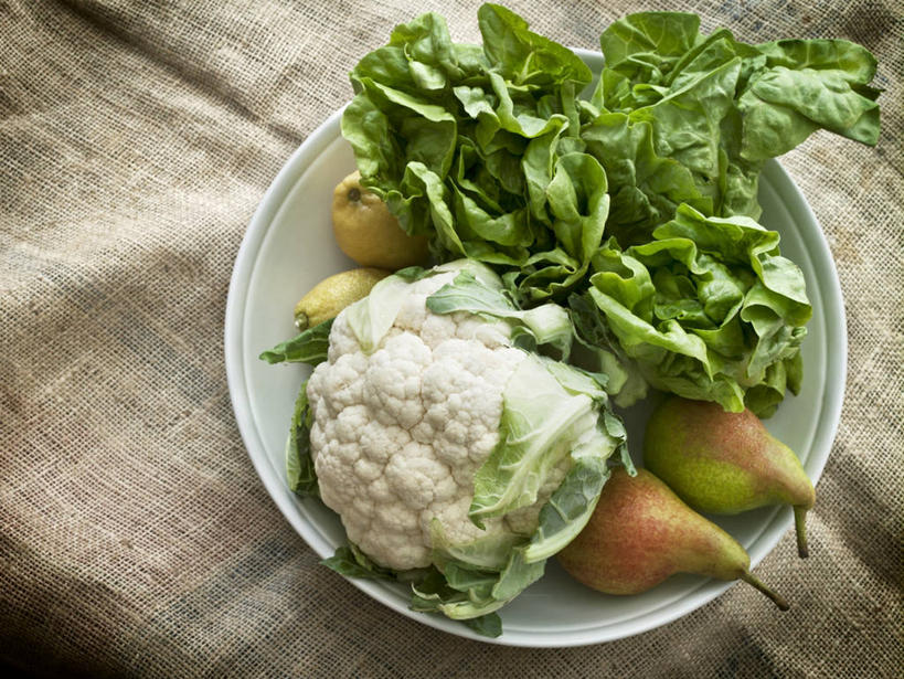 无人,横图,俯视,室内,特写,白天,植物,桌面,桌子,梨,蔬菜,水果,叶子,一堆,许多,阴影,堆叠,堆积,新鲜,反射,木制,纹理,影子,陶瓷,花菜,花椰菜,生菜,莴苣,西兰花,生食,食品,果实,绿叶,陶瓷制品,很多,蔬果,食物,一个,绿色,白色,木制品,容器,碗,嫩叶,香梨,有机食品,绿色食品,单个,储藏,堆,椰菜花,储存,肌理,春菜,鹅仔菜,莴仔菜,千金菜,叶用莴苣,甘蓝花,叶,叶片,叶脉,生梨,彩图,高角度拍摄,贮存