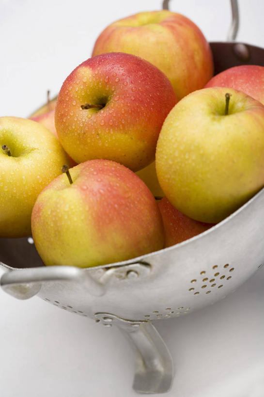 无人,竖图,俯视,室内,特写,白天,白色背景,桌面,桌子,苹果,水果,金属制品,一堆,许多,阴影,堆叠,堆积,新鲜,反射,金属,木制,滤器,影子,勺子,生食,食品,果实,很多,食物,木制品,容器,摄影,有机食品,绿色食品,影棚,储藏,堆,储存,漏勺,彩图,高角度拍摄,影棚拍摄,拍摄,贮存