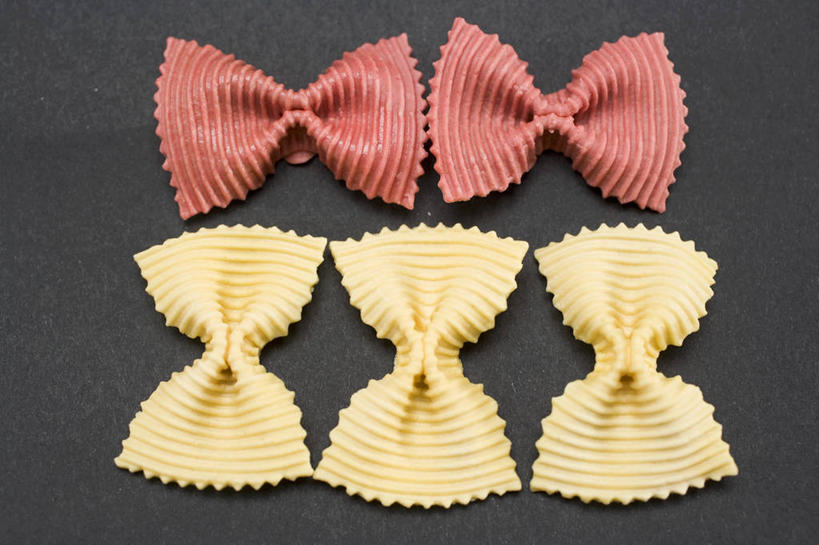 面食,面条,意大利面,无人,横图,俯视,室内,特写,白天,西餐,桌面,桌子,五个,一排,许多,阴影,黑色背景,整齐,并列,并排,反射,木制,影子,面,料理,食品,食物,排列,黄色,红色,木制品,西式,摄影,影棚,蝴蝶面,队列,平行,彩图,高角度拍摄,影棚拍摄,拍摄