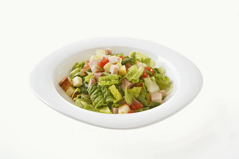 无人,横图,俯视,室内,特写,白天,白色背景,桌面,桌子,蔬菜,西红柿,餐具,阴影,新鲜,反射,木制,碟子,盘,影子,生菜,莴苣,肉,生食,蔬菜沙拉,沙拉,食品,色拉,火腿,猪肉,沙律,肉类,食物,腌制,一个,盘子,木制品,碟,摄影,有机食品,绿色食品,影棚,单个,色拉酱,千岛酱,肉食,豚肉,春菜,鹅仔菜,莴仔菜,千金菜,叶用莴苣,熏制,火肉,兰熏,猪腿,番茄,彩图,高角度拍摄,影棚拍摄,拍摄