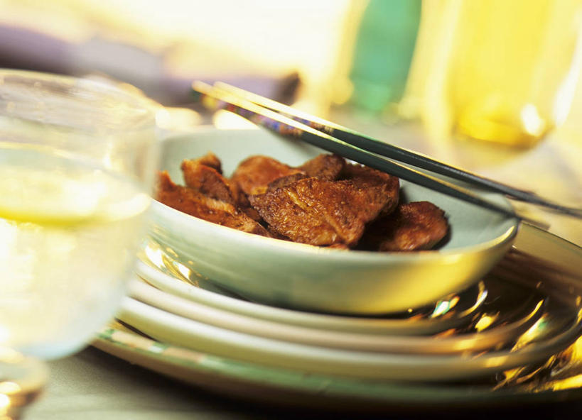 无人,横图,俯视,室内,特写,白天,烹饪,中餐,幸福,茶,筷子,桌面,桌子,柠檬,杯子,餐具,水果,阴影,朦胧,模糊,新鲜,反射,木制,碟子,盘,影子,陶瓷,肉,生食,料理,食品,果实,陶瓷制品,文化,娱乐,传统,鸭肉,菜肴,美食,肉类,玻璃制品,食物,饮料,一个,盘子,木制品,容器,水杯,碟,碗,享受,休闲,温馨,中式,放松,乐趣,佳肴,有机食品,绿色食品,单个,储藏,柠檬茶,礼节,舒适,储存,礼仪,肉食,玻璃杯,进餐用具,益母果,柠果,彩图,高角度拍摄,贮存