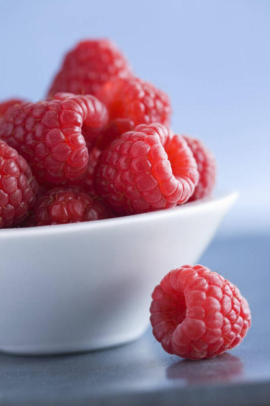 无人,竖图,室内,特写,白天,正面,桌面,桌子,水果,一堆,许多,阴影,堆叠,堆积,新鲜,反射,木制,影子,陶瓷,生食,食品,果实,陶瓷制品,很多,食物,一个,红色,木制品,容器,碗,有机食品,绿色食品,单个,储藏,堆,储存,山莓,树莓,三月泡,四月泡,山抛子,刺葫芦,悬钩子,馒头菠,高脚菠,龙船泡,泡儿刺,彩图,贮存