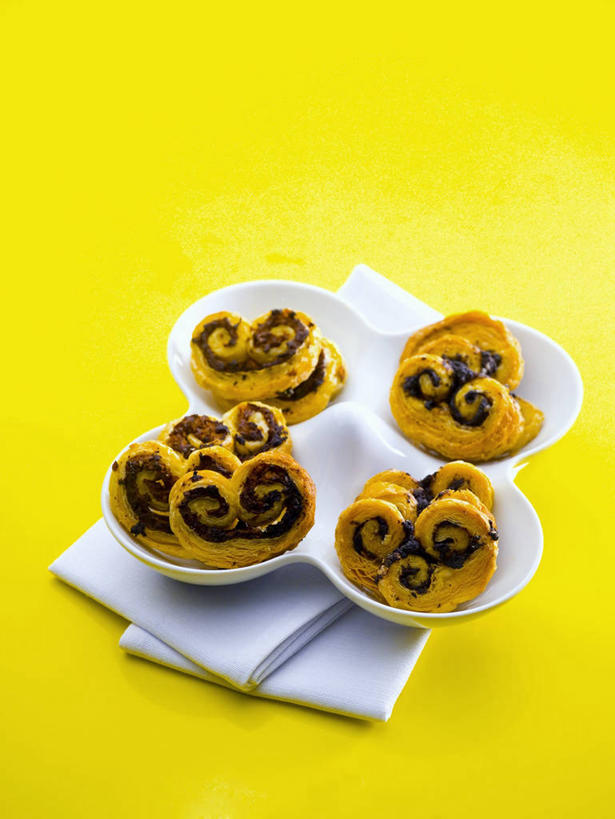 点心,面包,无人,竖图,俯视,室内,特写,白天,桌面,桌子,橄榄,水果,一排,阴影,黄色背景,新鲜,整齐,并列,并排,反射,木制,影子,陶瓷,生食,食品,面点,果实,陶瓷制品,食物,糕点,排列,餐巾,木制品,容器,碗,四个,摄影,有机食品,绿色食品,影棚,储藏,黑橄榄,储存,队列,平行,乌橄榄,乌榄,油橄榄,保洁方巾,口布,青果,白榄,彩图,高角度拍摄,影棚拍摄,拍摄,贮存