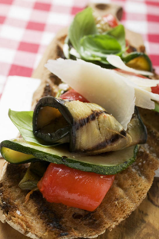 点心,面包,奶酪,无人,竖图,俯视,室内,特写,白天,植物,桌面,桌子,蔬菜,西红柿,叶子,阴影,新鲜,反射,木制,布料,影子,香料,干酪,起司,食品,面点,绿叶,草药,芝士,营养,布纹,中药,桌布,食物,糕点,餐巾,木制品,台布,香草,嫩叶,乳酪,有机食品,绿色食品,罗勒,乳制品,紫苏,药材,中草药,发酵,九层塔,圣约瑟夫草,甜罗勒,兰香,中药材,本草,叶,叶片,番茄,彩图,高角度拍摄