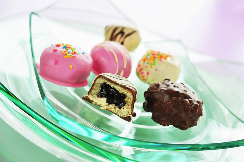 无人,横图,俯视,室内,特写,白天,桌面,桌子,餐具,玻璃,阴影,反射,木制,碟子,盘,影子,食品,糖,糖果,甜点,甜品,玻璃制品,食物,一个,盘子,木制品,碟,甜食,巧克力,单个,朱古力,彩图,高角度拍摄