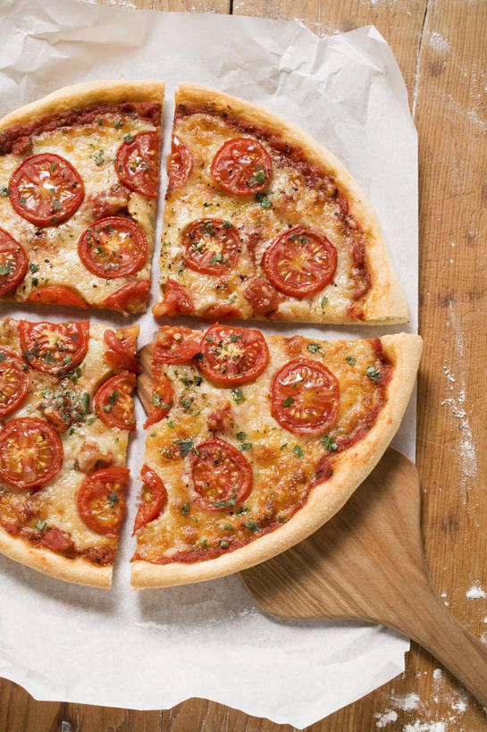 奶酪,无人,竖图,俯视,室内,特写,白天,烹饪,西餐,桌面,桌子,蔬菜,西红柿,阴影,新鲜,反射,木制,包装,包装纸,影子,纸,干酪,起司,料理,食品,披萨,匹萨,纸张,芝士,营养,菜肴,美食,食物,木制品,快餐,乳酪,西式,佳肴,有机食品,绿色食品,牛至,包装材料,乳制品,牛皮纸,比萨,滇香蕾,发酵,西式快餐,垃圾食品,意大利薄饼,土香薷,荆芥,香薷,奥勒冈草,白花土荆芥,白花茵陈,川香薷,俄力冈叶,减脂叶,满山香,蘑菇草,披萨草,银薄荷,止痢草,番茄,彩图,高角度拍摄