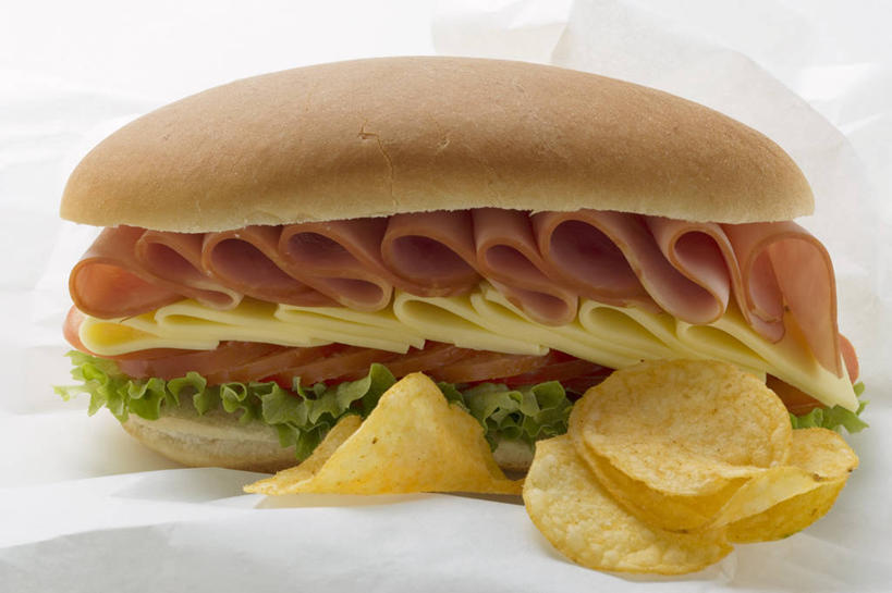 点心,面包,奶酪,无人,横图,俯视,室内,特写,白天,白色背景,烹饪,西餐,桌面,桌子,蔬菜,西红柿,阴影,新鲜,反射,木制,影子,生菜,莴苣,肉,干酪,起司,三明治,料理,食品,面点,芝士,营养,火腿,薯片,猪肉,菜肴,美食,肉类,食物,腌制,糕点,一个,餐巾,木制品,快餐,乳酪,西式,摄影,佳肴,有机食品,绿色食品,影棚,单个,乳制品,发酵,肉食,西式快餐,小圆面包,三文治,豚肉,春菜,鹅仔菜,莴仔菜,千金菜,叶用莴苣,熏制,火肉,兰熏,猪腿,保洁方巾,口布,番茄,彩图,高角度拍摄,影棚拍摄,拍摄