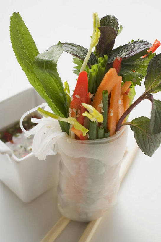 点心,无人,竖图,俯视,室内,特写,白天,白色背景,筷子,桌面,桌子,萝卜,胡萝卜,辣椒,蔬菜,餐具,叶子,一双,阴影,新鲜,反射,木制,包装,包装纸,影子,纸,调料,酱料,酱汁,佐料,料理,食品,面点,绿叶,纸张,调味品,调味料,文化,传统,酱,辣酱,春卷,美食,食物,木制品,中式,嫩叶,摄影,有机食品,绿色食品,影棚,礼节,辣椒酱,包装材料,薄饼,礼仪,彩椒,辣角,红海椒,大椒,辣虎,广椒,春饼,糯米纸,叶,叶片,进餐用具,甜椒,柿子椒,辣子,红萝卜,海椒,甘荀,番椒,灯笼椒,彩图,高角度拍摄,影棚拍摄,拍摄