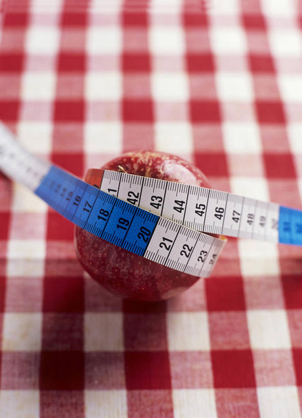 无人,竖图,俯视,室内,特写,白天,餐桌,桌子,苹果,水果,一条,阴影,新鲜,反射,测量,标志,布料,皮尺,数字,文字,影子,字符,刻度,生食,食品,果实,布纹,标识,桌布,食物,一个,红色,餐巾,尺,台布,红苹果,保养,保健,阿拉伯数字,有机食品,绿色食品,单个,餐台,测量工具,尺子,减肥,腰围尺,瘦身,量具,量仪,塑料卷尺,彩图,高角度拍摄