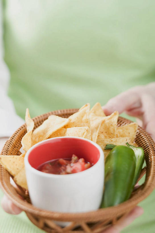 点心,西方人,手,一个人,交叉,竖图,俯视,室内,特写,白天,竹子,欧洲,欧洲人,双手,仅一个女性,仅一个人,一堆,握,堆叠,堆积,竹制,服装,朦胧,模糊,编织,篮子,玉米片,调料,酱料,酱汁,佐料,食品,调味品,拿,调味料,拿着,休闲装,酱,辣酱,食物,一个,衣服,竹篮,快餐,零食,仅一个中年女性,休闲,手部,休闲服,握着,服饰,单个,竹条,堆,交织,辣椒酱,竹制品,垃圾食品,穿插,女人,女性,中年女性,白种人,半身,彩图,高角度拍摄