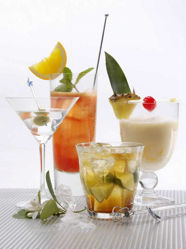 无人,竖图,室内,特写,白天,白色背景,正面,餐桌,桌子,菠萝,橄榄,柠檬,樱桃,水果,阴影,新鲜,反射,影子,冰,生食,冰块,食品,果实,酒类,四杯,文化,冷冻,酒,食物,饮料,鸡尾酒,寒冷,调酒,摄影,有机食品,绿色食品,影棚,冷藏,餐台,冰冷,创造,横截面,剖面,想象,马提尼,马提尼酒,保鲜,盖比丽娜鸡尾酒,凤梨园,凤梨园鸡尾酒,截面,截面图形,樱珠,莺桃,英桃,益母果,楔桃,青果,牛桃,柠果,荆桃,凤梨,白榄,彩图,影棚拍摄,拍摄