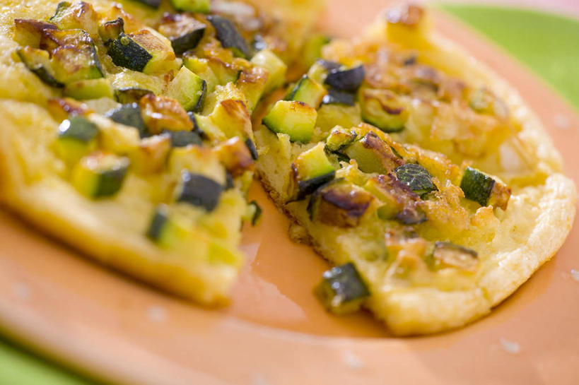 无人,横图,俯视,室内,特写,白天,烹饪,西餐,桌面,桌子,蔬菜,餐具,绿色背景,阴影,朦胧,模糊,新鲜,反射,木制,碟子,盘,影子,蛋,鸡蛋,料理,食品,西葫芦,菜肴,美食,食物,盘子,木制品,碟,白瓜,西式,摄影,佳肴,有机食品,绿色食品,影棚,蛋饼,乳蛋饼,茭瓜,卵,彩图,高角度拍摄,影棚拍摄,拍摄