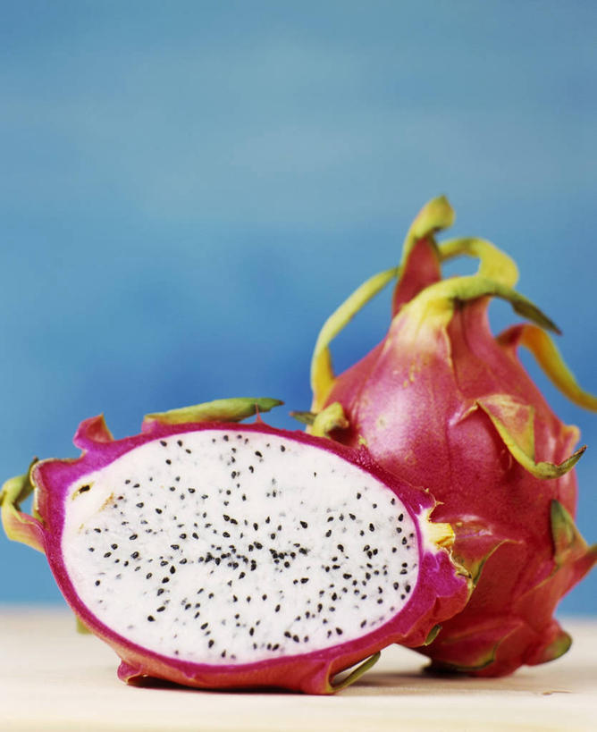 无人,竖图,俯视,室内,特写,白天,桌面,桌子,水果,切开,阴影,蓝色背景,新鲜,反射,木制,影子,生食,食品,果实,火龙果,食物,两个,木制品,切,青龙果,摄影,有机食品,绿色食品,影棚,剖面,切面,麒麟果,彩图,高角度拍摄,影棚拍摄,拍摄