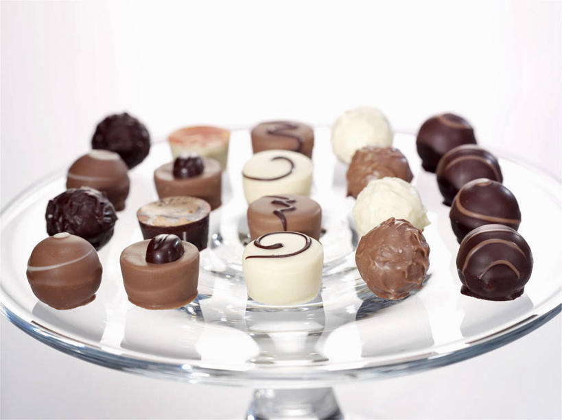 无人,横图,俯视,室内,特写,白天,白色背景,桌面,桌子,餐具,玻璃,一排,许多,阴影,整齐,并列,并排,反射,木制,碟子,盘,影子,食品,糖,糖果,甜点,甜品,白巧克力,玻璃制品,食物,排列,盘子,木制品,碟,甜食,巧克力,摄影,影棚,朱古力,队列,平行,牛奶巧克力,彩图,高角度拍摄,影棚拍摄,拍摄