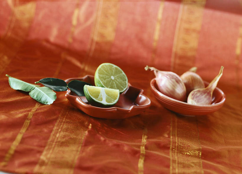 无人,横图,俯视,室内,特写,白天,桌面,桌子,蔬菜,洋葱,餐具,水果,切开,阴影,朦胧,模糊,新鲜,反射,木制,布料,碟子,盘,影子,葱,青葱,生食,食品,果实,布纹,蔬果,桌布,食物,红色,盘子,餐巾,木制品,碟,台布,切,有机食品,绿色食品,玉葱,剖面,切面,酸橙,代代,橙子,橙,圆葱,洋葱头,球葱,葱头,彩图,高角度拍摄,红洋葱