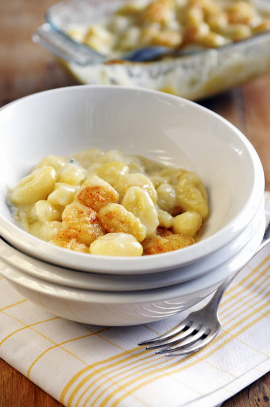 奶酪,无人,竖图,俯视,室内,特写,白天,烹饪,西餐,桌面,桌子,蔬菜,土豆,餐具,阴影,新鲜,反射,木制,叉子,影子,陶瓷,干酪,起司,料理,食品,陶瓷制品,芝士,营养,菜肴,美食,食物,餐巾,木制品,容器,碗,乳酪,西式,佳肴,有机食品,绿色食品,储藏,乳制品,储存,发酵,餐叉,蓝纹奶酪,馍馍蛋,斯提耳顿干酪,保洁方巾,口布,进餐用具,洋芋,山药蛋,马铃薯,彩图,高角度拍摄,贮存