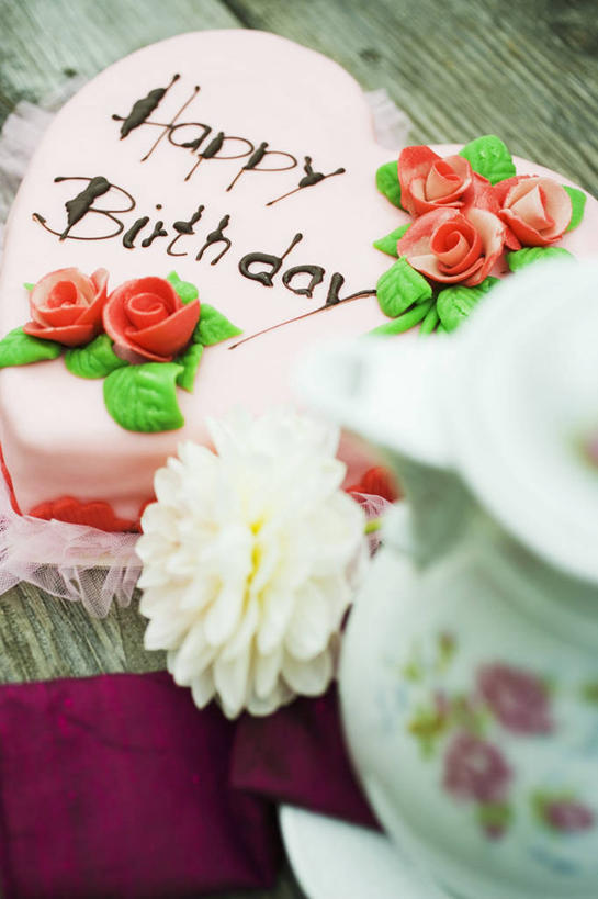 点心,无人,竖图,俯视,室内,特写,白天,爱情,幸福,纯洁,热情,桌面,桌子,玫瑰,阴影,爱心,朦胧,模糊,盛开,反射,木制,英文,标志,壶,文字,影子,字符,字母,食品,玫瑰花,浪漫,花蕾,文化,标识,水壶,花,花瓣,花朵,鲜花,食物,糕点,一个,红色,茶壶,木制品,容器,生日蛋糕,花苞,花蕊,祈祷,温暖,温馨,心形,恩爱,许愿,红玫瑰,单个,纪念,英文字母,祈求,和睦,感动,尊敬,平安,天真,刺玫花,徘徊花,心型,彩图,高角度拍摄,融洽,蛋糕