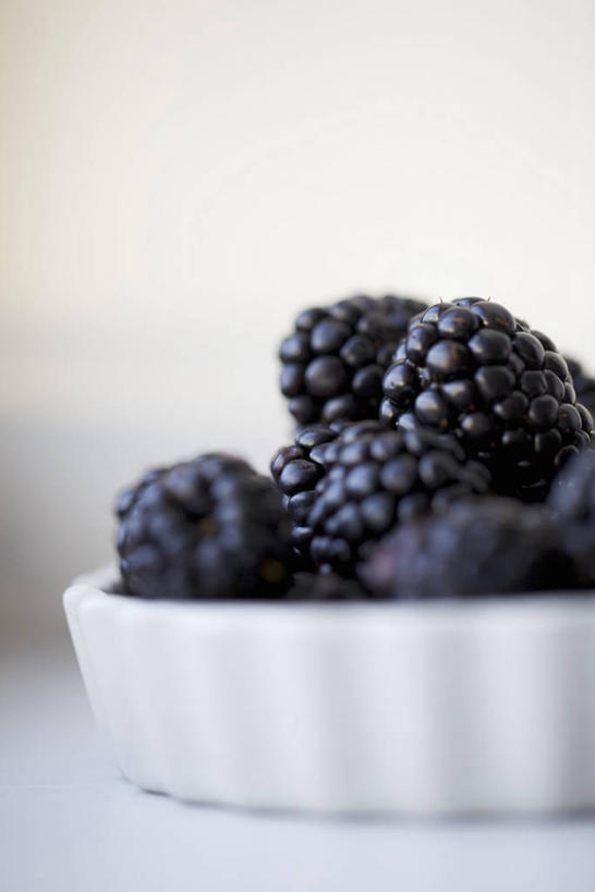 无人,竖图,室内,特写,白天,白色背景,正面,桌面,桌子,黑莓,水果,阴影,朦胧,模糊,新鲜,反射,木制,影子,陶瓷,生食,食品,果实,陶瓷制品,食物,木制品,容器,碗,摄影,有机食品,绿色食品,影棚,储藏,储存,露莓,彩图,影棚拍摄,拍摄,贮存