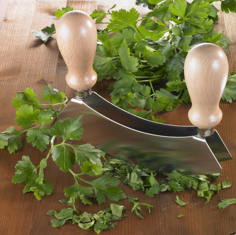 无人,横图,俯视,室内,特写,白天,桌面,桌子,芹菜,蔬菜,金属制品,阴影,新鲜,反射,金属,木制,工具,影子,食品,刀具,食物,木制品,刀,有机食品,绿色食品,荷兰芹,欧芹,香芹,菜刀,法香,巴西利,洋香菜,洋芫荽,法国香菜,旱芹菜,番荽,切菜刀,彩图,高角度拍摄,双柄菜刀,双柄刀