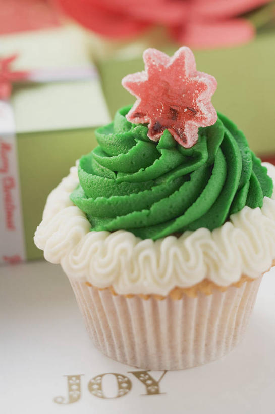 点心,无人,竖图,俯视,室内,特写,白天,下午茶,桌面,桌子,礼盒,礼物,圣诞节,阴影,节日,朦胧,模糊,庆祝,反射,木制,英文,标志,文字,影子,纸盒,字符,字母,食品,贺卡,祝福,文化,标识,盒子,食物,糕点,包装盒,卡片,木制品,礼品盒,庆典,礼品,纪念,纸托,英文字母,礼仪,祝愿,纸杯蛋糕,纸托蛋糕,蛋糕托,蛋糕托纸,蛋糕纸托,彩图,高角度拍摄,蛋糕