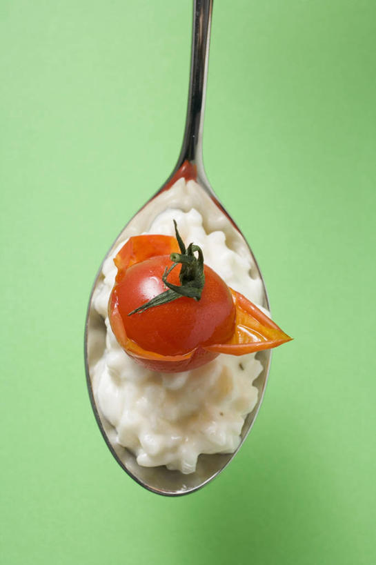 米饭,无人,竖图,俯视,室内,特写,白天,烹饪,西餐,桌面,桌子,蔬菜,西红柿,小番茄,绿色背景,阴影,新鲜,反射,木制,影子,勺子,料理,食品,饭,烩饭,菜肴,美食,食物,木制品,调羹,汤匙,西式,摄影,佳肴,有机食品,绿色食品,影棚,五谷,意大利调味饭,意大利炖饭,小西红柿,樱桃小番茄,珍珠小番茄,樱桃番茄,圣女果,番茄,彩图,高角度拍摄,影棚拍摄,拍摄,意大利烩饭