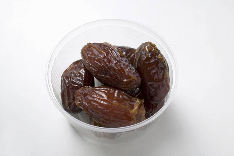 无人,横图,俯视,室内,特写,白天,白色背景,桌面,桌子,水果,玻璃,一堆,许多,阴影,堆叠,堆积,新鲜,反射,木制,影子,生食,食品,果实,玻璃制品,食物,一个,木制品,容器,碗,摄影,有机食品,绿色食品,影棚,单个,储藏,堆,储存,枣椰子,波斯枣,番枣,海枣,无漏子,椰枣,伊拉克枣,彩图,高角度拍摄,影棚拍摄,拍摄,贮存