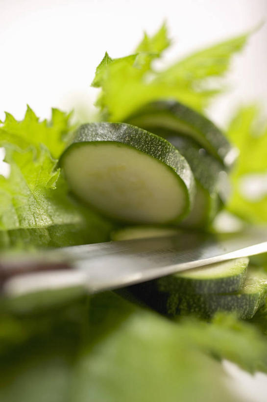 无人,竖图,俯视,室内,特写,白天,白色背景,蔬菜,金属制品,一把,切开,阴影,朦胧,模糊,新鲜,反射,金属,工具,影子,食品,西葫芦,刀具,食物,刀,切,白瓜,摄影,有机食品,绿色食品,影棚,菜刀,剖面,切面,茭瓜,切菜刀,彩图,高角度拍摄,影棚拍摄,拍摄