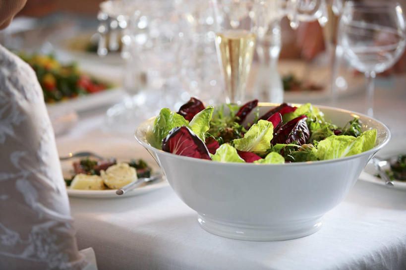 葡萄酒,西方人,一个人,坐,横图,室内,白天,侧面,奢侈,快乐,桌面,桌子,蔬菜,椰菜,卷心菜,杯子,餐具,欧洲,欧洲人,仅一个年轻女性,仅一个女性,仅一个人,服装,朦胧,模糊,新鲜,木制,碟子,高脚杯,盘,陶瓷,紫甘蓝,生食,蔬菜沙拉,沙拉,食品,陶瓷制品,红酒杯,浪漫,休闲装,色拉,沙律,紫包菜,玻璃制品,酒,食物,饮料,衣服,盘子,酒杯,木制品,容器,碟,碗,香槟,休闲,休闲服,赤甘蓝,甘蓝,诱惑,服饰,有机食品,绿色食品,色拉酱,储藏,葡萄酒杯,储存,千岛酱,紫椰菜,气泡酒,起泡酒,汽酒,紫圆白菜,年轻女性,女人,女性,白种人,玻璃杯,结球甘蓝,红甘蓝,甘兰,包心菜,坐着,半身,彩图,高兴,欢笑,贮存