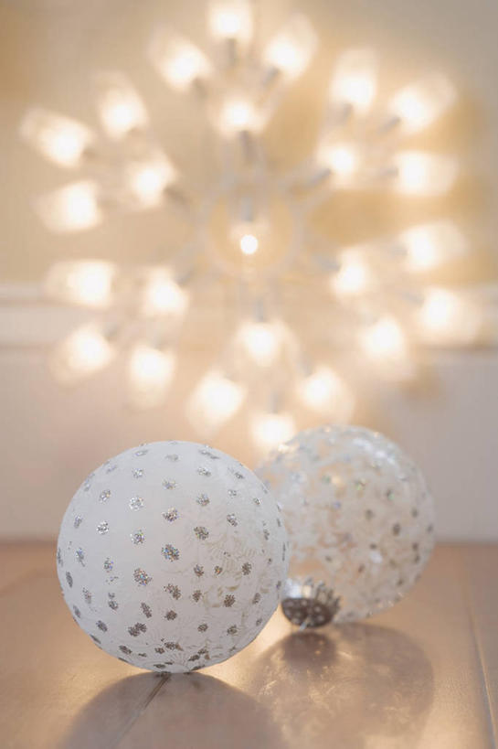 无人,竖图,室内,特写,白天,正面,桌面,桌子,静物,照明,阴影,朦胧,模糊,装饰,反射,木制,彩灯,挂饰,影子,灯光,圣诞球,灯,球,木制品,灯具,球体,花灯,华丽,修饰,照亮,点缀,照明设备,衬托,美观,雅致,雅观,彩图