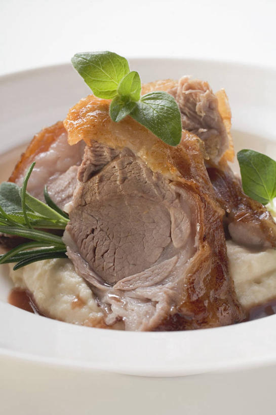 无人,竖图,俯视,室内,特写,白天,白色背景,烹饪,西餐,植物,桌面,桌子,阴影,反射,木制,影子,陶瓷,肉,香料,羊排,料理,食品,草药,陶瓷制品,羊肉,菜肴,美食,肉类,中药,食物,一个,木制品,容器,碗,香草,西式,摄影,佳肴,影棚,单个,储藏,罗勒,储存,紫苏,药材,中草药,肉食,九层塔,圣约瑟夫草,甜罗勒,兰香,中药材,本草,彩图,高角度拍摄,影棚拍摄,拍摄,贮存