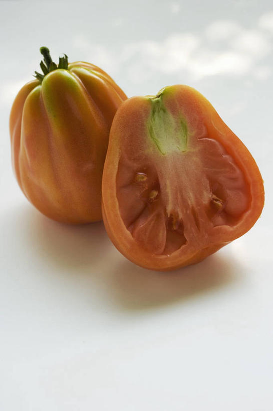 无人,竖图,俯视,室内,特写,白天,白色背景,桌面,桌子,蔬菜,西红柿,切开,阴影,新鲜,反射,木制,影子,食品,食物,木制品,切,摄影,有机食品,绿色食品,影棚,剖面,切面,番茄,彩图,高角度拍摄,影棚拍摄,拍摄