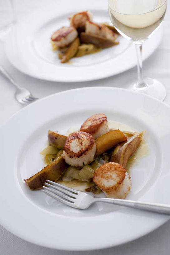 海鲜,红酒,葡萄酒,无人,竖图,俯视,室内,特写,白天,白色背景,烹饪,西餐,桌面,桌子,梨,蔬菜,杯子,餐具,水果,阴影,新鲜,反射,木制,叉子,碟子,高脚杯,盘,影子,韭菜,生食,料理,食品,果实,红酒杯,白葡萄酒,酒类,一杯,扇贝,蔬果,水产,菜肴,美食,海洋生物,玻璃制品,酒,食物,饮料,盘子,酒杯,木制品,碟,香梨,西式,摄影,佳肴,有机食品,绿色食品,影棚,海扇,葡萄酒杯,水生动物,海产品,水生物,起阳草,海底动物,餐叉,韭,山韭,长生韭,玻璃杯,进餐用具,生梨,彩图,高角度拍摄,影棚拍摄,拍摄