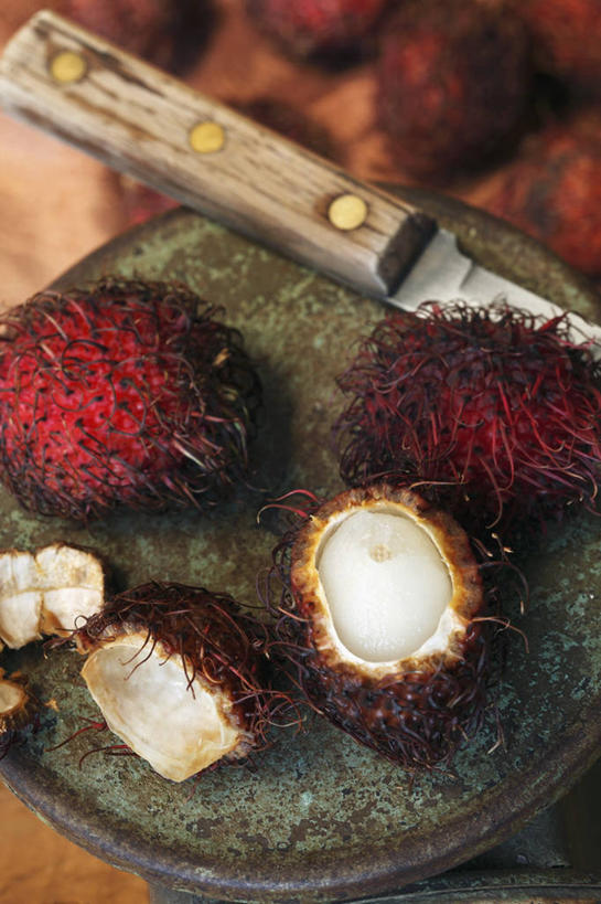 无人,竖图,俯视,室内,特写,白天,桌面,桌子,餐具,水果,阴影,朦胧,模糊,新鲜,反射,木制,碟子,工具,盘,影子,生食,食品,果实,刀具,食物,盘子,木制品,碟,刀,剥开,有机食品,绿色食品,红毛丹,餐刀,韶子,毛龙眼,毛荔枝,彩图,高角度拍摄