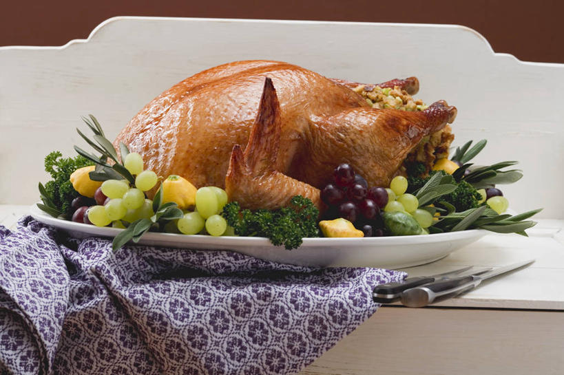 无人,横图,室内,特写,白天,白色背景,正面,桌面,桌子,鸡,葡萄,蔬菜,餐具,水果,阴影,节日,庆祝,新鲜,反射,木制,碟子,盘,影子,鸡肉,肉,生食,食品,果实,火鸡,文化,蔬果,肉类,家禽,食物,动物,盘子,餐巾,木制品,碟,庆典,摄影,牲畜,有机食品,绿色食品,影棚,纪念,肉食,感恩节,七面鸟,吐绶鸡,保洁方巾,口布,山葫芦,蒲桃,草龙珠,彩图,影棚拍摄,拍摄