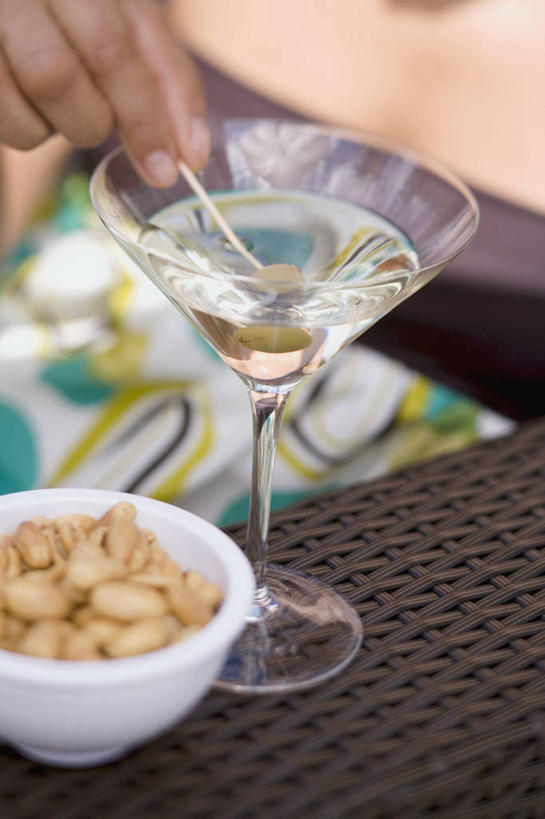 西方人,手,一个人,竖图,俯视,室内,特写,白天,桌面,桌子,橄榄,杯子,水果,欧洲,欧洲人,仅一个年轻女性,仅一个女性,仅一个人,握,朦胧,模糊,新鲜,木制,高脚杯,陶瓷,生食,食品,果实,陶瓷制品,酒类,拿,拿着,文化,玻璃制品,酒,食物,饮料,餐巾,酒杯,木制品,容器,碗,鸡尾酒,手部,调酒,握着,有机食品,绿色食品,储藏,单手,创造,储存,想象,马提尼,马提尼酒,鸡尾酒杯,保洁方巾,口布,年轻女性,女人,女性,白种人,玻璃杯,青果,白榄,半身,彩图,高角度拍摄,贮存