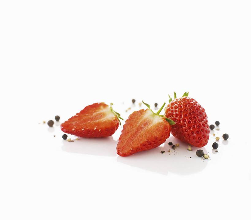 无人,横图,俯视,室内,特写,白天,白色背景,桌面,桌子,草莓,浆果,水果,切开,阴影,新鲜,反射,木制,影子,调料,调味,生食,香料,佐料,食品,果实,黑胡椒,调味品,调味料,食物,三个,木制品,切,摄影,有机食品,绿色食品,影棚,配料,剖面,切面,作料,洋莓,水果皇后,红莓,地莓,胡椒,彩图,高角度拍摄,影棚拍摄,拍摄