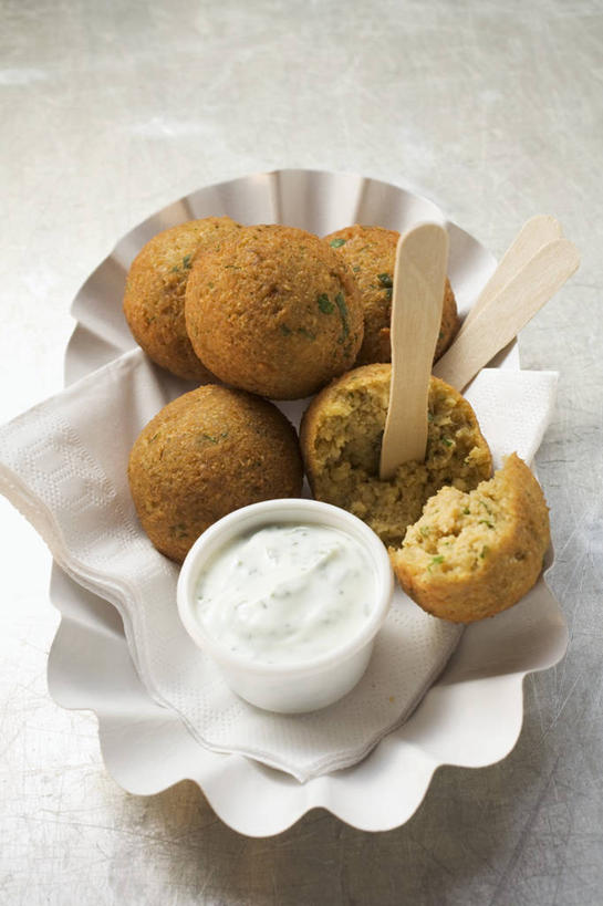 牛奶,无人,竖图,俯视,室内,特写,白天,桌面,桌子,蔬菜,餐具,阴影,新鲜,反射,木制,叉子,影子,纸盒,塑料,豆类,食品,饮品,营养,酸奶,盒子,食物,饮料,包装盒,木制品,容器,塑料制品,碗,摄影,有机食品,绿色食品,影棚,储藏,乳制品,奶,储存,发酵,鹰嘴豆,餐叉,回鹘豆,桃豆,鸡豆,诺胡提,优格,优酪乳,进餐用具,彩图,高角度拍摄,影棚拍摄,拍摄,贮存