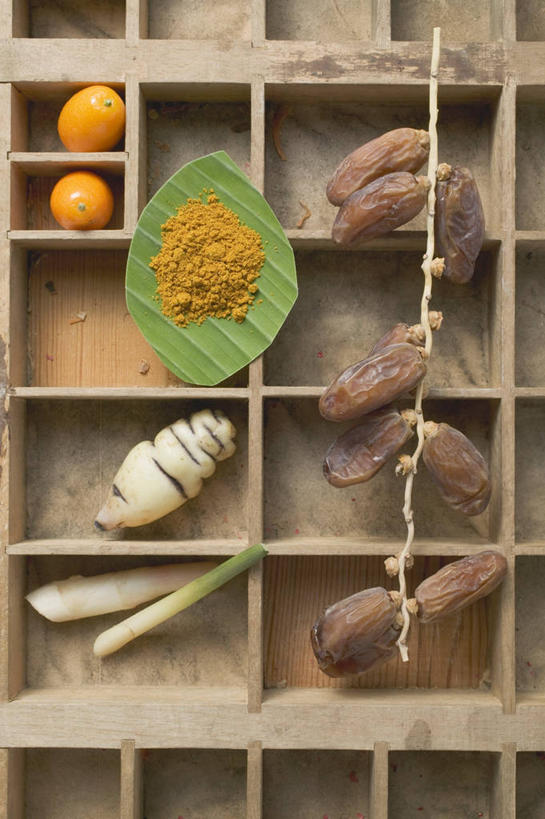 咖哩,无人,竖图,俯视,室内,特写,白天,烹饪,蔬菜,蒜,水果,阴影,新鲜,反射,木制,木盒,影子,调料,生食,料理,食品,果实,调味品,调味料,蒜头,蔬果,咖喱,菜肴,美食,食物,一个,木制品,容器,金橘,金桔,佳肴,有机食品,绿色食品,单个,储藏,金弹,金柑,金枣,洋奶桔,储存,枣椰子,胡蒜,牛奶桔,波斯枣,番枣,海枣,无漏子,椰枣,伊拉克枣,大蒜,彩图,高角度拍摄,贮存