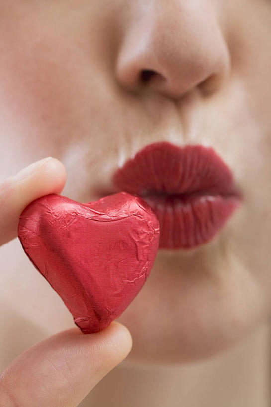 西方人,脸,头,鼻子,嘴,脸颊,手,一个人,竖图,室内,特写,白天,正面,爱情,欧洲,欧洲人,仅一个年轻女性,仅一个女性,仅一个人,握,爱心,朦胧,模糊,包装,包装纸,铝箔纸,锡箔纸,纸,食品,糖,糖果,甜点,甜品,纸张,浪漫,拿,拿着,食物,红色,甜食,巧克力,嘟嘴,温暖,温馨,心形,手部,撅嘴,恩爱,握着,朱古力,单手,和睦,包装材料,锡箔,铝箔,年轻女性,女人,女性,白种人,心型,头部,鼻,鼻孔,口,口腔,脸部,脸蛋,面部,嘴巴,嘴唇,半身,彩图,融洽